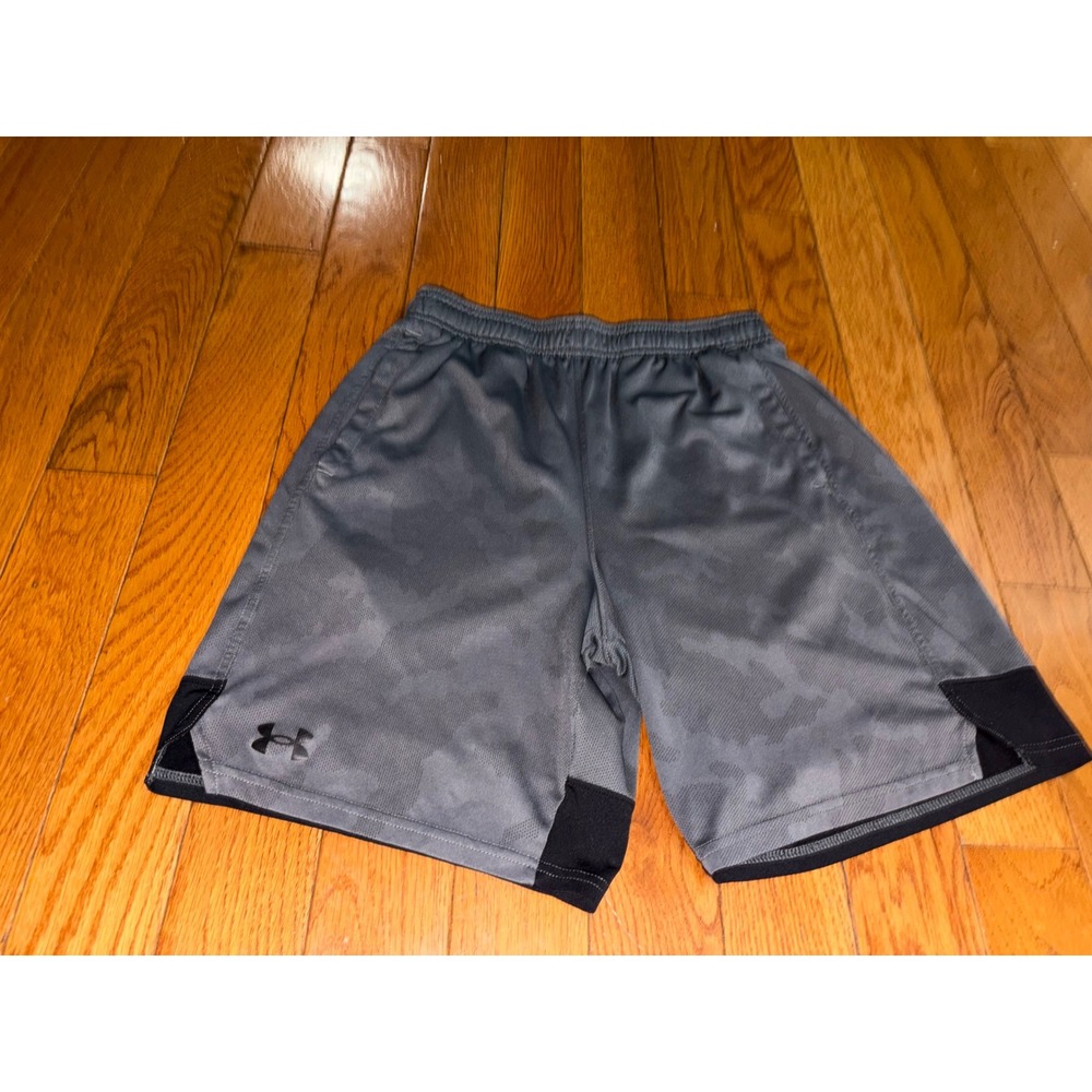 Under Armour Mens Grey Camo Athletic Shorts Loose Fit Size Medium 9 Inseam